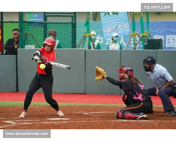 垒球文化展示区进社区，居民了解运动历史