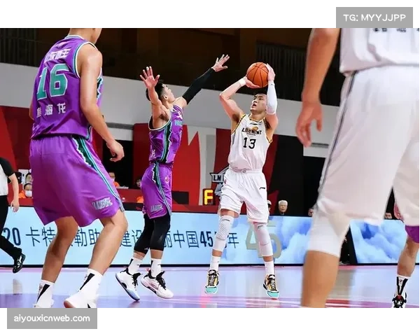 人物特写:一位以防守起家的老将,如何在后辈中传授他的防守直觉与技巧